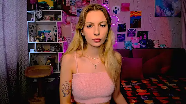 Snapshot of Maria_Hunt chatting on 03-22-25, 02:27 Maria Hunt online show from 03-22-25, 02:27