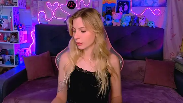 Snapshot of Maria_Hunt chatting on 10-25-25, 04:55 Maria Hunt online show from 10-25-25, 04:55