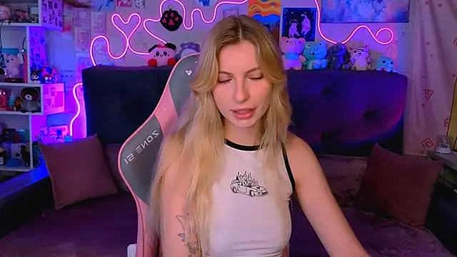 Snapshot of Maria_Hunt chatting on 10-17-25, 03:43 Maria Hunt online show from 10-17-25, 03:43