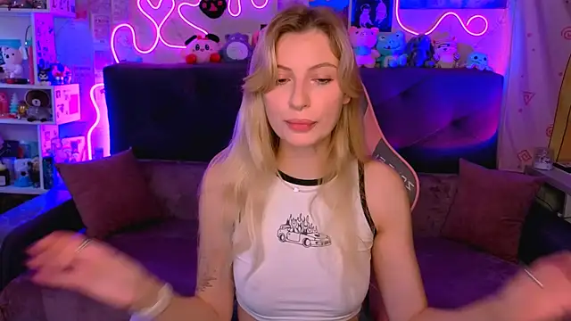 Snapshot of Maria_Hunt chatting on 10-23-25, 04:44 Maria Hunt online show from 10-23-25, 04:44