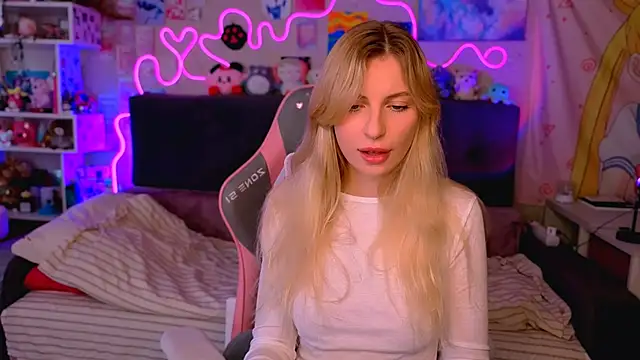 Snapshot of Maria_Hunt chatting on 10-15-25, 05:39 Maria Hunt online show from 10-15-25, 05:39