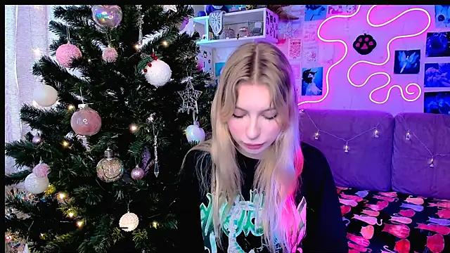 Snapshot of Maria_Hunt chatting on 12-24-24, 06:00 Maria Hunt online show from 12-24-24, 06:00