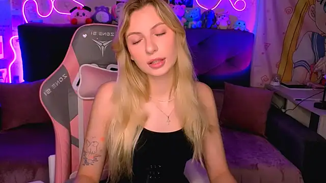 Snapshot of Maria_Hunt chatting on 10-22-25, 02:22 Maria Hunt online show from 10-22-25, 02:22