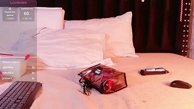 littleebluee online show from 12-17-25, 02:49