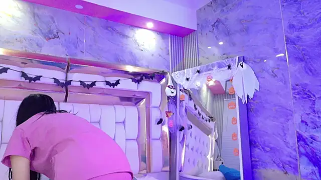 littleebluee online show from 10-28-25, 03:07