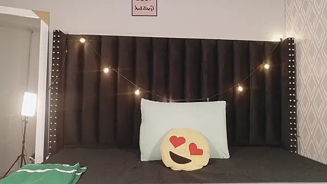 littleebluee online show from 11-13-25, 02:48