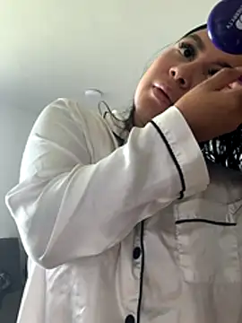 Pretty Isadora online show from 12-15-25, 04:35