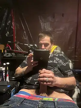 Snapshot of joeycbigcock chatting on 03-21-25, 04:06 joeycbigcock online show from 03-21-25, 04:06