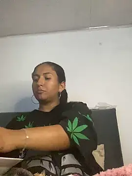 Snapshot of luna_asss chatting on 10-23-25, 10:19 luna asss online show from 10-23-25, 10:19