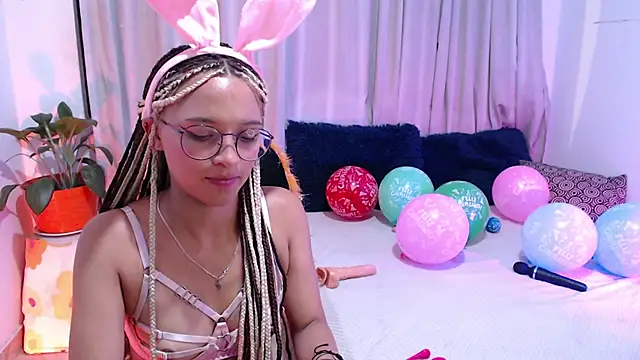 Snapshot of Zoe--khalL chatting on 12-17-24, 05:07 Zoe--khalL online show from 12-17-24, 05:07