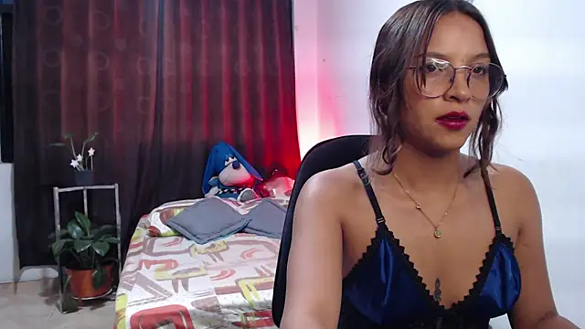 Snapshot of Zoe--khalL chatting on 01-13-26, 05:00 Zoe--khalL online show from 01-13-26, 05:00