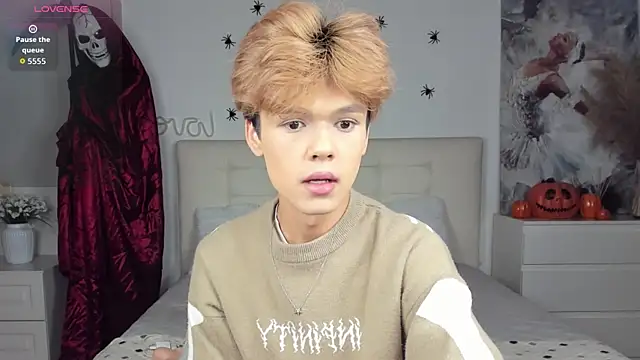 Felix Rey online show from 10-15-25, 04:04