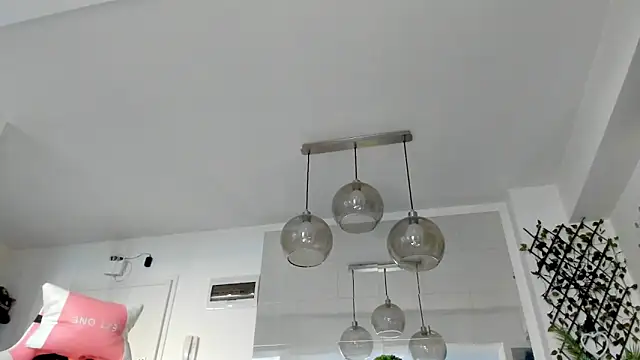 Snapshot of IreneVON chatting on 09-18-25, 04:37 IreneVON online show from 09-18-25, 04:37