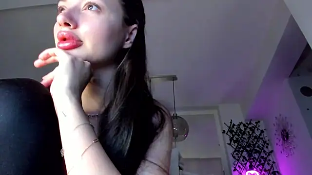 Snapshot of IreneVON chatting on 02-19-25, 03:38 IreneVON online show from 02-19-25, 03:38