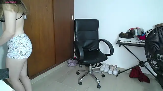 Snapshot of venelope1 chatting on 02-09-25, 01:33 venelope1 online show from 02-09-25, 01:33