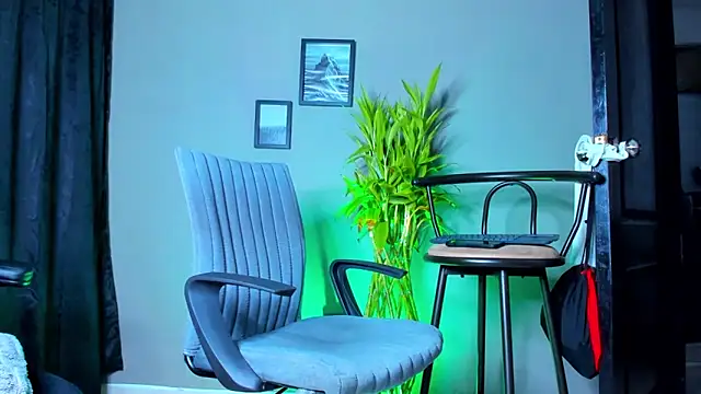 Snapshot of Damian_022 chatting on 11-11-25, 11:27 Damian 022 online show from 11-11-25, 11:27