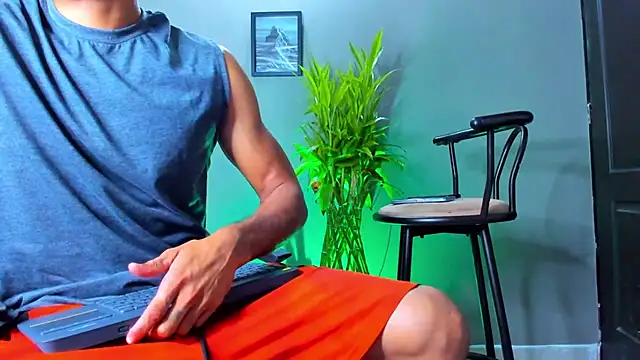 Snapshot of Damian_022 chatting on 11-15-25, 02:32 Damian 022 online show from 11-15-25, 02:32