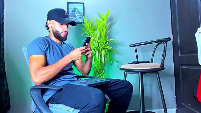 Snapshot of Damian_022 chatting on 01-11-26, 06:04 Damian 022 online show from 01-11-26, 06:04