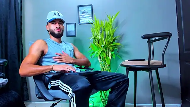 Snapshot of Damian_022 chatting on 10-25-25, 02:17 Damian 022 online show from 10-25-25, 02:17