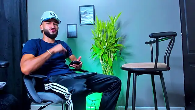 Snapshot of Damian_022 chatting on 10-27-25, 12:17 Damian 022 online show from 10-27-25, 12:17