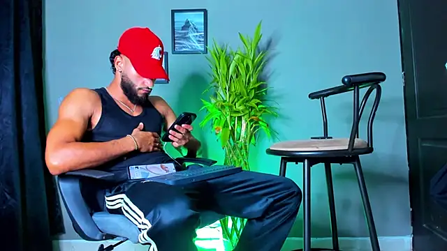 Snapshot of Damian_022 chatting on 11-12-25, 01:04 Damian 022 online show from 11-12-25, 01:04