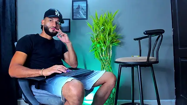 Snapshot of Damian_022 chatting on 02-24-26, 04:24 Damian 022 online show from 02-24-26, 04:24