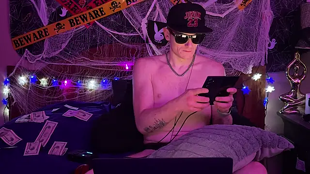 Snapshot of JuicyStrawbaby chatting on 10-30-25, 08:50 JuicyStrawbaby online show from 10-30-25, 08:50