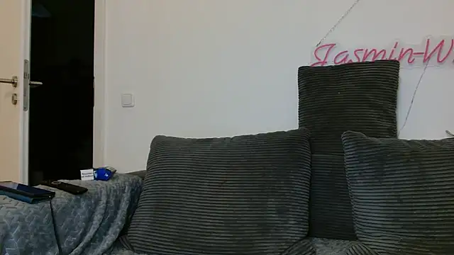 Snapshot of Jasmin-White chatting on 06-18-26, 03:39 Jasmin-White online show from 06-18-26, 03:39