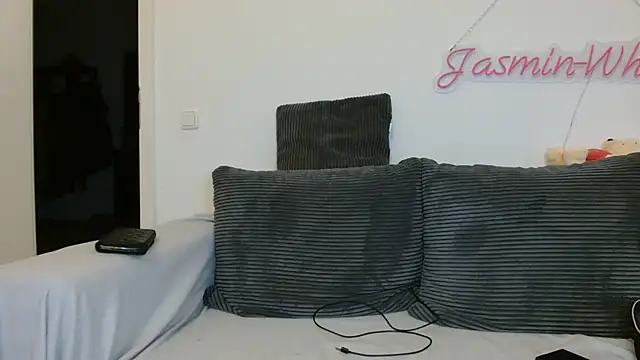 Snapshot of Jasmin-White chatting on 07-01-26, 05:13 Jasmin-White online show from 07-01-26, 05:13