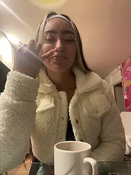 Snapshot of liaa_18 chatting on 02-19-25, 04:44 liaa 18 online show from 02-19-25, 04:44