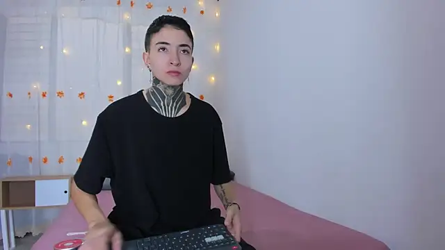 Tinny and Candy online show from 11-02-25, 12:21