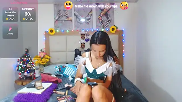 Snapshot of valentina_hearts chatting on 12-24-24, 12:00 valentina hearts online show from 12-24-24, 12:00