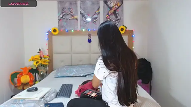 Snapshot of valentina_hearts chatting on 01-13-25, 01:23 valentina hearts online show from 01-13-25, 01:23