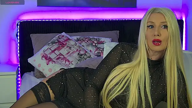 EmaCourtis online show from 12-21-25, 09:44