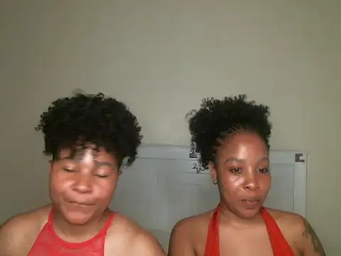 Snapshot of R-thequeen chatting on 09-10-25, 11:15 R-thequeen online show from 09-10-25, 11:15