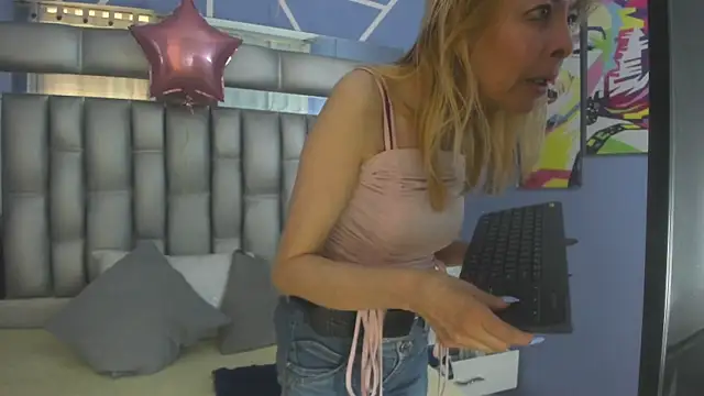 sophia ny online show from 11-13-25, 03:27