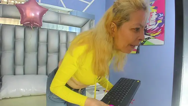 sophia ny online show from 11-18-25, 03:04