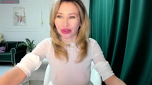 Snapshot of Jolie_Ozolla chatting on 02-18-25, 01:33 Jolie Ozolla online show from 02-18-25, 01:33