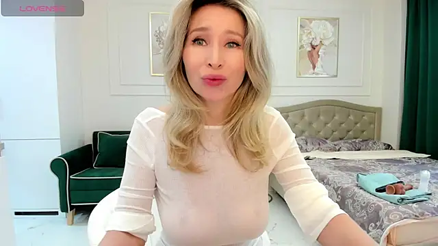 Snapshot of Jolie_Ozolla chatting on 10-10-25, 08:26 Jolie Ozolla online show from 10-10-25, 08:26