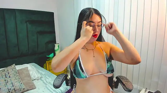 Snapshot of BarbaraKnox_ chatting on 06-15-26, 06:29 BarbaraKnox online show from 06-15-26, 06:29