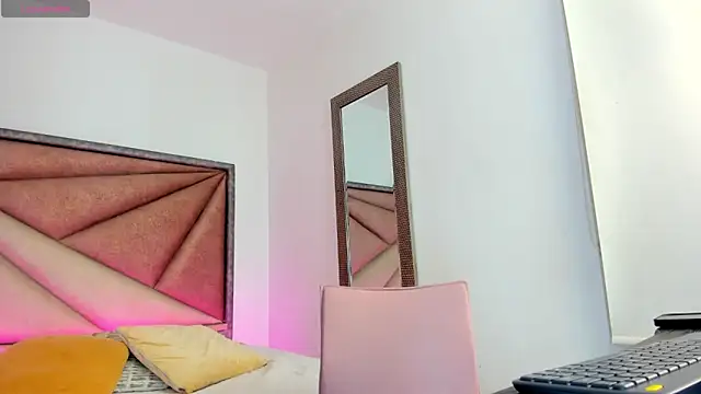 BarbaraKnox  online show from 10-20-25, 12:02