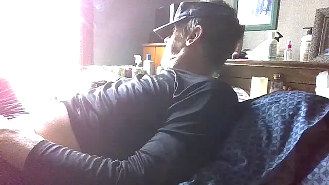 Snapshot of Bigloggz chatting on 04-30-26, 07:43 Bigloggz online show from 04-30-26, 07:43