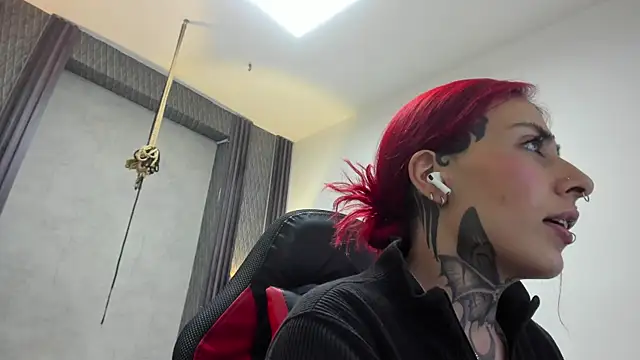Snapshot of selene_red_ chatting on 06-15-26, 01:39 selene red online show from 06-15-26, 01:39
