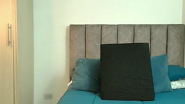 karina lewis  online show from 04-10-26, 05:25