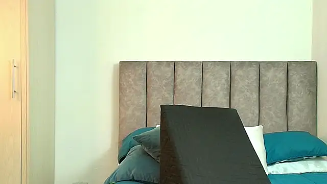 karina lewis  online show from 04-11-26, 04:31