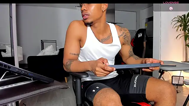 Snapshot of TROYWESLY- chatting on 09-24-25, 01:46 TROYWESLY- online show from 09-24-25, 01:46