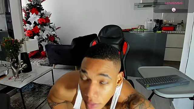 Snapshot of TROYWESLY- chatting on 01-06-25, 05:38 TROYWESLY- online show from 01-06-25, 05:38