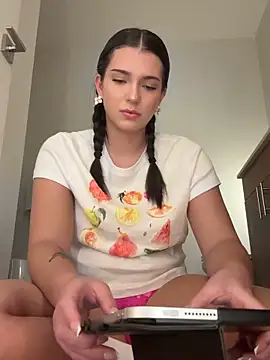 Snapshot of 18petitewhitegirl chatting on 06-30-26, 11:05 18petitewhitegirl online show from 06-30-26, 11:05