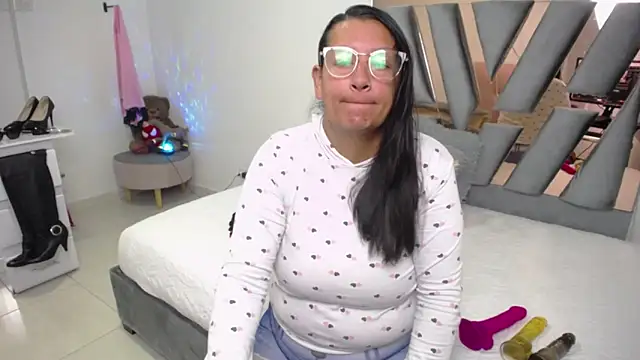 Victoria Red01 online show from 12-19-24, 01:18