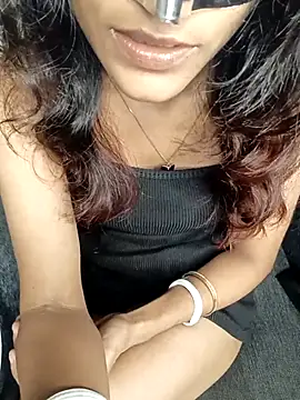 Snapshot of REVA_DARLING chatting on 09-08-25, 03:22 REVA DARLING online show from 09-08-25, 03:22